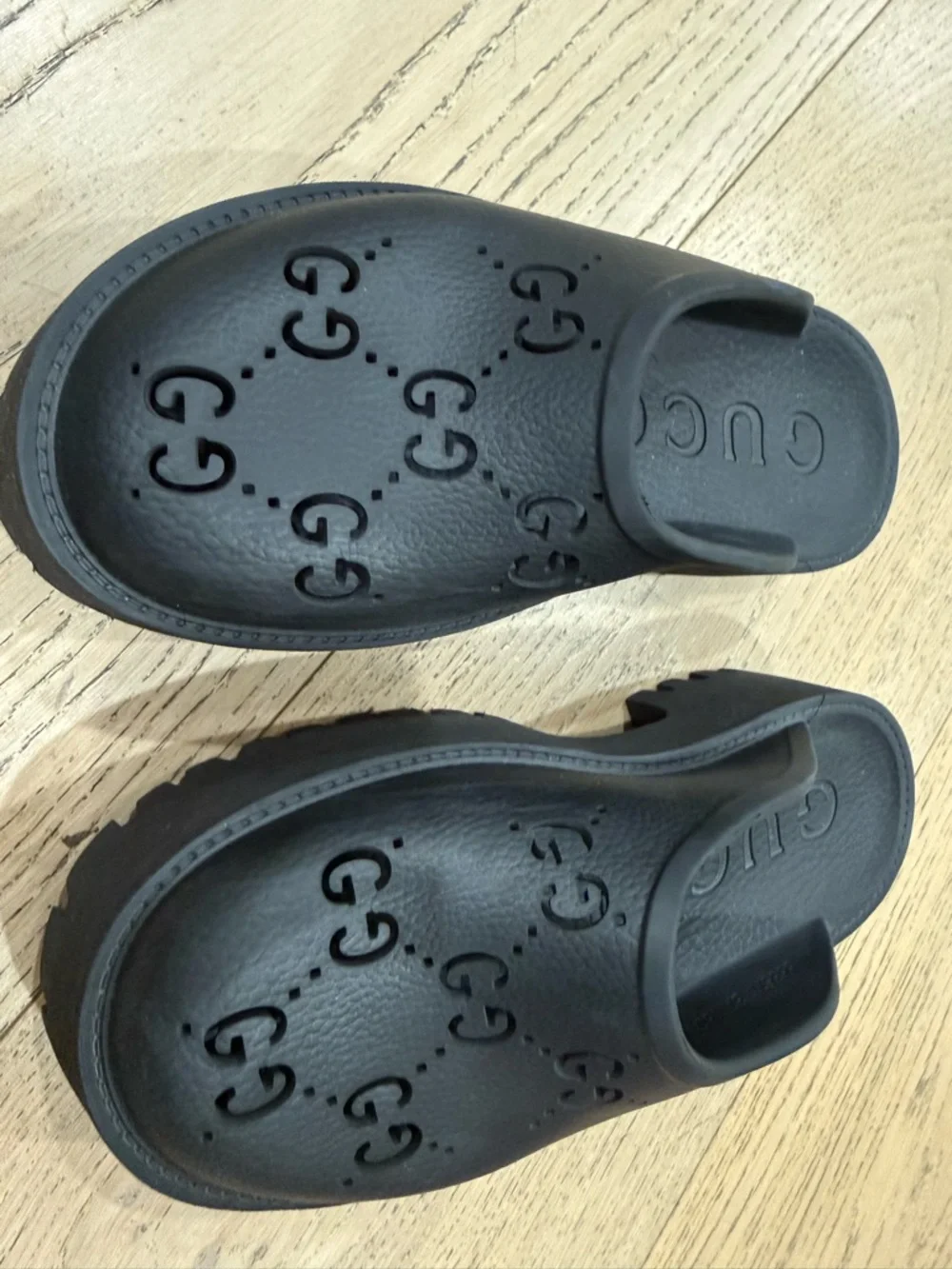 Gucci Black Unisex GG Perforated Slip-On Clogs - Picture 2 of 5